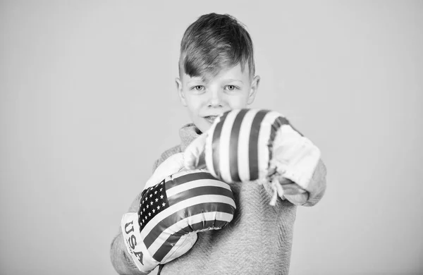 Концепция американского боксера. Детский спортсмен, практикующий боксерские навыки. Боксерский спорт. Готов к спаррингу. Уверенный в своей силе. Начни боксерскую карьеру. Мальчик спортсмен носить боксерские перчатки с флагом США — стоковое фото