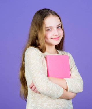 Menekşe arkaplanı olan bir kız. Çocuk şov kitabı. Kitap konsepti. Akıllıca alıntılar. Çocukluk edebiyatı. Geliştirme ve eğitim. Okuma yeteneği. Kişisel günlük. Ders kitabı sunumu. Çalış ve öğren.