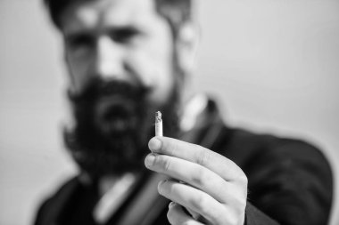 Artık yasaktır. Gelecekteki başarısı. Erkek resmi moda. Bulanık iş adamı. Bıyıklı acımasız beyaz hippi. Olgun hippi sakallı. Sakallı adam sigara içiyorum. duman