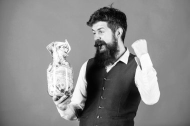 Dolar tasarrufları olan bir işadamı. Zenginlik ve refah. Güvenlik ve nakit para tasarrufu. Bankacılık konsepti. Genel tasarruf ipuçları. Adam sakallı hipster kavanoz dolu para. Finansal başarı