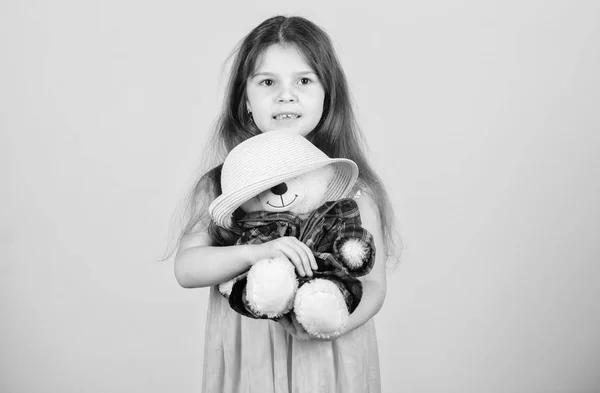 Sötaste någonsin. Anbud bilagor. Liten flicka håller Nalle plysch leksak halm hat. I kärlek med söt nalle. Lycklig barndom. Kid lilla flickan noggrant kram gosedjur Nalle beige bakgrund — Stockfoto