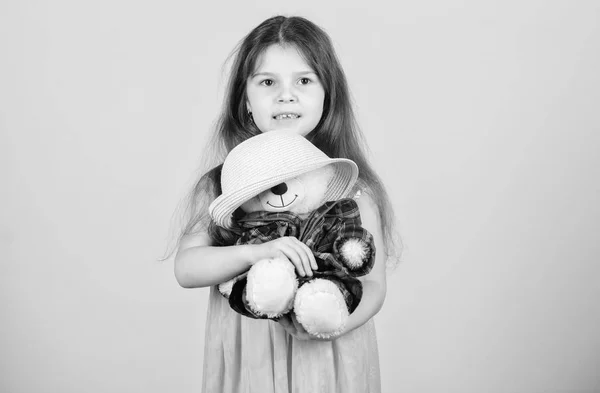 Leukste ooit. Inschrijving bijlagen. Klein meisje houdt teddy bear knuffel stro hoed. Verliefd op de schattige teddybeer. Gelukkige jeugd. Kind meisje zorgvuldig hug zacht stuk speelgoed teddybeer beige achtergrond — Stockfoto