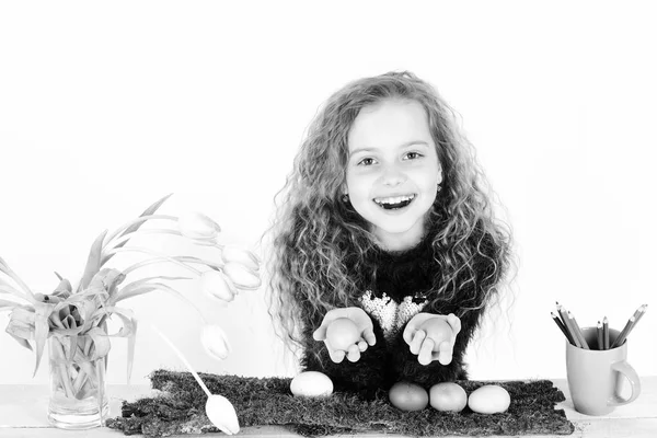 Щаслива великодня дівчина з олівцями, барвистими яйцями і квітами тюльпанів — стокове фото