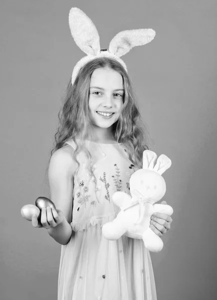 Chica conejita de vacaciones con orejas largas de conejo. Niño lindo traje de conejito. Feliz Pascua. Bebé juguetón celebra la Pascua. Vacaciones de primavera. Feliz infancia. Listo para el día de Pascua. Actividades de Pascua para niños —  Fotos de Stock