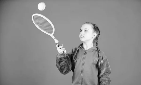 Giocatore di tennis con racchetta e palla. Attività infantile. Buon bambino giocare a tennis. Allenamento in palestra di ragazza adolescente. Ragazzina. La dieta fitness porta salute ed energia. Attività di gioco sportivo. infanzia felice — Foto Stock