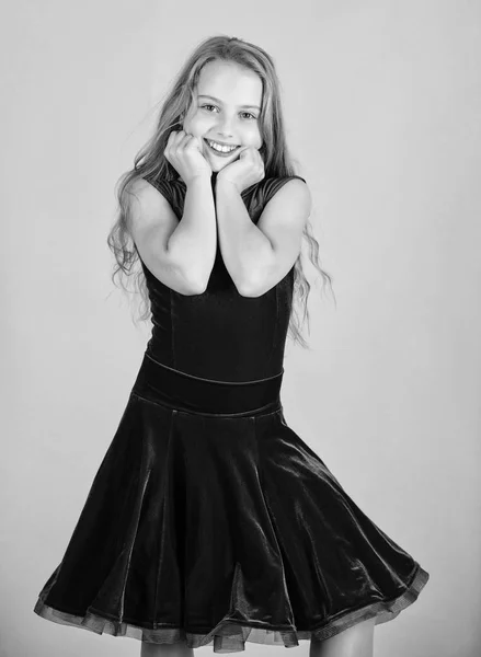 Kläder för ballroom dance. Ballroom dancewear fashion-konceptet. Kid dansare nöjd med konsert outfit. Barnkläder. Unge moderiktiga klänning ser bedårande. Flicka söt barn bära lila sammetsklänning — Stockfoto