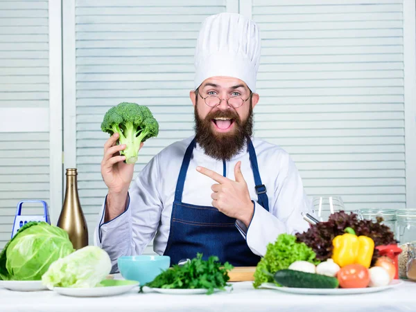 Man hatt och förkläde hålla broccoli. Hälsosam kost koncept. Bearded professionell Matlagning hälsosam mat. Hälsosam Vegetarisk recept. Ekologiska grönsaker. Jag väljer bara hälsosamma ingredienser — Stockfoto