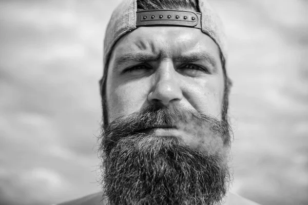 Efecto relajante del tabaquismo. Tómalo con calma. Concepto de hábito de fumar. Hipster pensativo rostro concentrado con humo volando por la boca. Fumar al aire libre. Hombre barba y bigote fumar cielo fondo —  Fotos de Stock