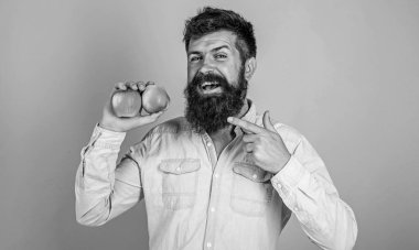 Diyet meyve. Sağlıklı yaşam katılın. Sakal hipster adamla elma meyve elini tut. Beslenme ve sağlık faydaları. Sağlıklı beslenme ipuçları. Basit bir şekilde planlamak için zevk ve sağlıklı beslenme için sopa