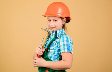 Kendinizi iyileştirmek için araçlar. Onarım. Geleceğin mesleği. Kurucu mühendis mimar. Sert şapkalı çocuk işçisi. Çocuk Bakımı geliştirme. küçük kız atölye çekiç ile tamir. o onun iş seviyor