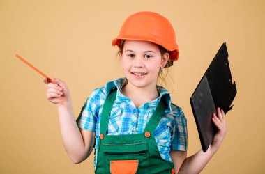 atölyeden küçük kız tamiri. Foreman müfettişi. Onarım. Güvenlik uzmanı. Geleceğin mesleği. Çocuk Bakımı geliştirme. Kurucu mühendis mimar. Sert şapkalı çocuk işçisi. İş bitti