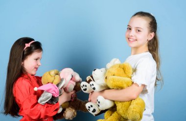 Aile en önemli şeydir. yumuşak ayı oyuncakları ile küçük kızlar. Oyuncak Dükkanı. Çocuk günü. Çocuk bahçesi. küçük kız kardeş kızlar oyun odasında oynuyor. mutlu çocukluk. El yapımı. dikiş DIY el sanatları