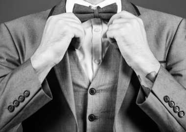 Adam papyon ile takım elbise ayarlayın. Resmi elbise kapatın. Erkek moda ve estetik. İşadamı resmi kıyafeti. Klasik tarzı estetik. Mükemmel takım ona uygun. Erkek giyim Dükkanı. Papyon sabitleme eller