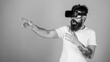 Dijital dokunmatik ekran arayüzü kullanarak Vr bardaklarda gür sakallı adam. Maço hipster sakallı gerçekçi 3d video, sanal gerçeklik kavramı korkmuş. Sakallı adam siber uzay ile etkileşim