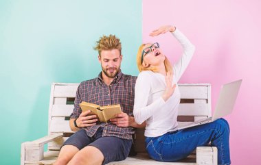 Modern öğrencilerin yanı sıra klasik ders kitapları dijital yaklaşımı kullanın. Öğrenciler eğitim yorgun. Erkek ve kadın farklı öğrenme yaklaşımı kullanın. Çift olan öğrenciler kitap ve dizüstü eğitim