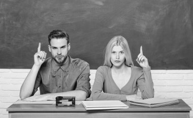 Üniversite hayatının tadını çıkarıyor. Adam ve kız sınıfta masada otur. Doğru cevap onların aklında. Kolej veya üniversite okuyor. Ücretsiz program uygulanır. Kaç arkadaş öğrencilerin üniversite eğitim