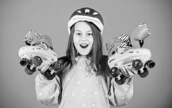 Patinaje sobre ruedas adolescente hobby. Jovencita alegre patinando. Deportiva adolescente. Chica linda adolescente usan casco y patines sobre fondo violeta. Adelante a las aventuras. Ocio activo y estilo de vida —  Fotos de Stock