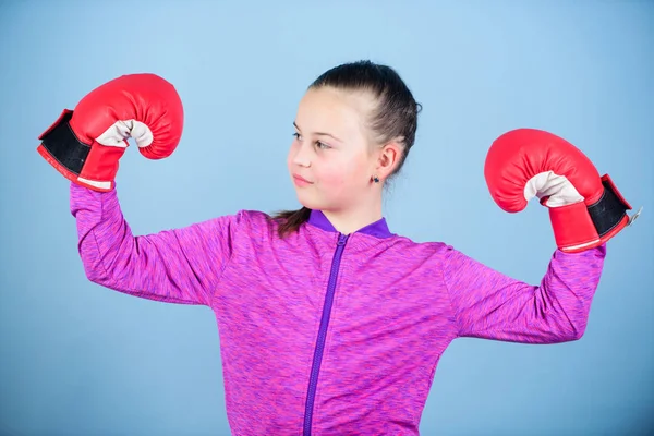 Lycklig barn idrottare i boxnings handskar. Framgång. sportkläder mode. Stansning knockout. Barn doms aktivitet. Fitness diet. och energi hälsa. träning av liten flicka boxare. Mot en hälsosammare livsstil — Stockfoto