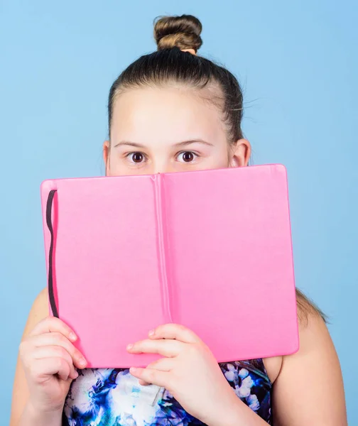 Aprender a leer libros. historia secreta. libros de trabajo para escribir. diarios de la escuela para tomar notas. Niña pequeña con cuaderno. niño de la escuela con bloc de notas. concepto de educación. historia del detective. leer una novela — Foto de Stock