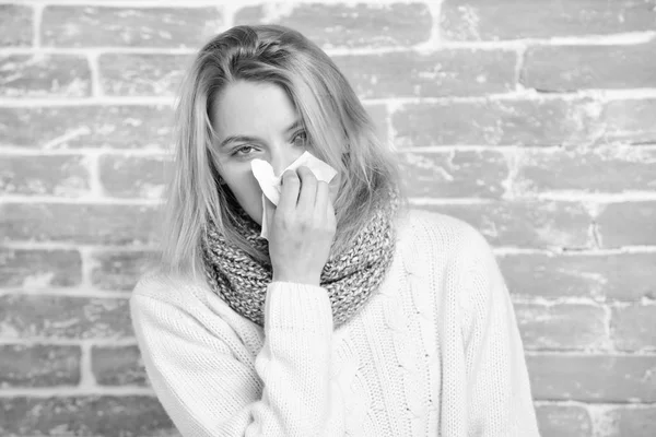 Estornudando sigue viniendo. Mujer enferma sonándose la nariz en servilleta. Chica bonita estornudando del virus de la gripe estacional. Mujer linda atrapada resfriado nasal o rinitis alérgica. Sufrimiento de gripe o alergia — Foto de Stock