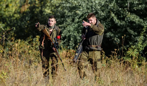 Vadászok gamészek keres az állati vagy madár. Vadászat barátokkal. Hunters barátok élvezik szabadidő. Vadászpuska a természetben környezetben. Csapatmunka és támogatás. Valóságos férfikoncepció-tevékenység — Stock Fotó