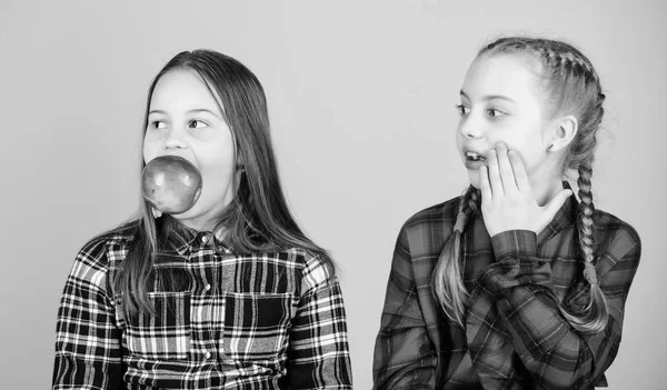 Ми на здоровій дієті. Здорове харчування та вітамінне харчування. Друзі дівчат їдять яблучну закуску, розслабляючись. Концепція шкільних закусок. Підлітки зі здоровою закускою. Веселі діти розважаються і їдять яблука — стокове фото