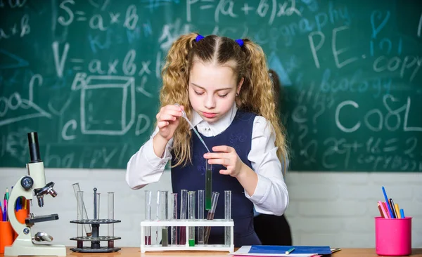 Lány okos diák magatartás iskolai kísérletet. Iskolás diák tanulmány kémiai folyadékok. Iskola kémia lecke. Kémcsövek anyagokkal. Jövő microbiologist. Laboratóriumi üvegedények. Iskola laboratórium — Stock Fotó