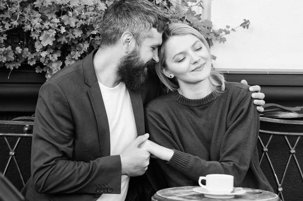 残酷的胡须嬉皮士男人和女人喝咖啡。有胡子的女人和男人在咖啡馆里放松。恋爱中的情侣女人和成熟男人的第一次见面。早咖啡。感受幸福 — 图库照片