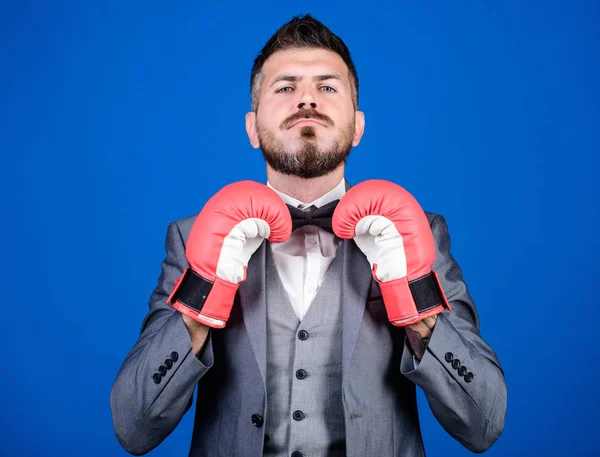 Las mejores estrategias de abogado defensor criminal. Concepto de ataque y defensa. Lograr el éxito. Las tácticas han demostrado funcionar. Abogado defensor criminal planeando estrategias. Empresario usar guantes de boxeo —  Fotos de Stock