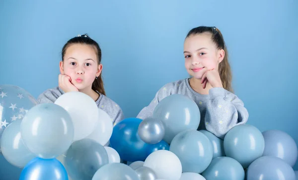 Bekymmersfri barn dom. Systrar organiserar hemfest. Ha kul koncept. Ballong tema Party. Girls bästa vänner nära luft ballonger. Starta den här festen. Födelsedags kalas. Lycka och glada stunder — Stockfoto