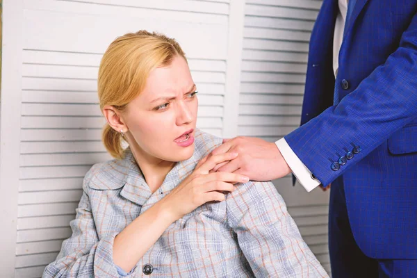 Σεξουαλική παρενόχληση στο γραφείο επιχειρήσεων. Ασέβεια. Πρόσωπο βάζοντας χέρι στον ώμο. — Φωτογραφία Αρχείου