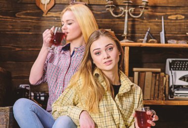 Ekose elbise rahatlatıcı sakin yüzleri arkadaşlar. Rahatlatıcı ve mulled şarap içme kızlar. Arkadaşlar rahat kıyafetler içinde sıcak atmosferi, ahşap iç tadını çıkarın. Tatil ve tatil kavramı