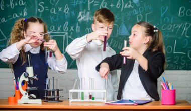 Laboratuar mikroskobu. Öğrenci sınavlara hazırlanıyor. Kimya mikroskobu. Küçük çocuklar okul laboratuarında Kimya öğreniyor. Laboratuarda küçük çocuklar. mikroskop ile biyoloji deneyleri yapan öğrenciler