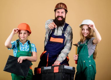 Baba ve kız atölyede. Aile takım çalışması. Onarım. Üniformalı tamirci. Mühendisi. Küçük kızlarla sakallı adam. İnşaat işçisi asistanı. Üretici veya marangoz. Neşeli tamirci