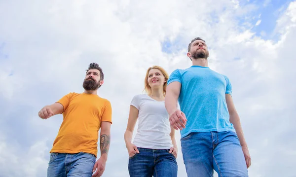 Perfekte Kleidung, um die richtige Stimmung zu erzeugen. Modemenschen sehen im Sommeroutfit lässig aus. Gruppe von Menschen in Freizeitkleidung. junge Leute in lässiger Manier am bewölkten Himmel. sexy Mädchen und Männer Freunde zu Fuß im Freien — Stockfoto