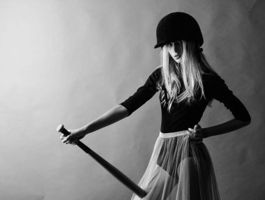 Ama aptly garanti et. Başlıyor. Sonuç üzerinde duruldu. Kadın oyun beyzbol oyun keyfini çıkarın. Kız ihale sarışın kask tutun beyzbol sopası kırmızı arka plan giymek. Kadın beyzbol sporu. Beyzbol kadın oyuncu kavramı