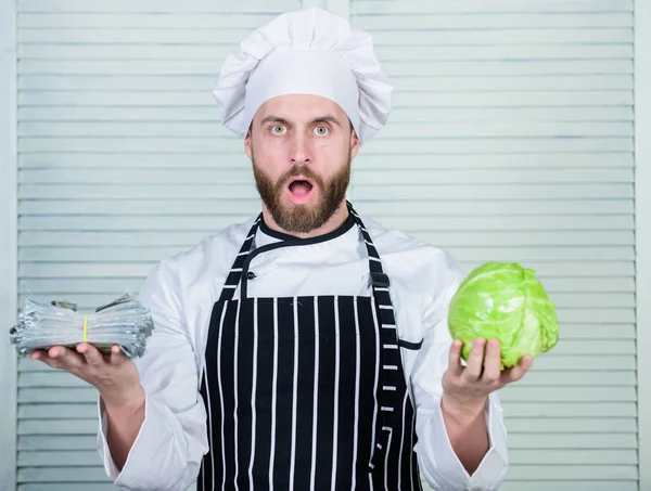 Man köper kål för dollar. mogen man älskar ekologisk hälsosam mat. Pengar verksamhet. professionell i restaurang kök. Vegetarisk. Diet vitamin. kulinariska rätter. grönsaks transport — Stockfoto