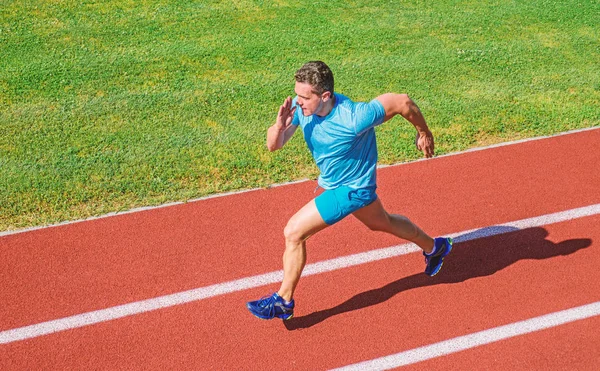 Impuls om te bewegen. Atleet stadion groen gras achtergrond worden uitgevoerd. Leven non-stop motion. Loper sportieve vorm in beweging. Sport-lifestyle en gezondheid concept. Man atleet uitvoeren om grote resultaat te bereiken — Stockfoto