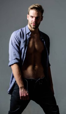 Erkek moda ve güzellik. Fitness diyeti. Arzu günaha. Altı paket seksi adam çıplak gövde ile. Atlet adam, saç bakımı. Spor egzersiz sonra kas eğitmen. Seksi kaslı maço. Sıkı çalış