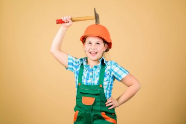 Güvenlik uzmanı. Geleceğin mesleği. atölyeden küçük kız tamiri. İş günü. 1 Mayıs. Çekiç ile kaskın içinde küçük bir kız. Sert şapkalı çocuk işçisi. Foreman müfettişi. Onarım. İş bittikten sonra