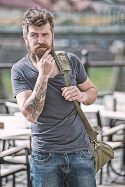 Hipster düşünceli gezgin taşıma seyahat çantası. İş gezisi. Sakallı gezgin hipster Seyahat Bagaj çanta ile dostum. Seyahat başlamak izin. Seyahat çantası ile hedef geliyor. Konaklama arayanlar için