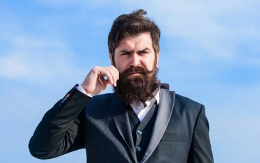 Sakallı adam. bıyık ile acımasız beyaz hipster. Gökyüzüne karşı iş adamı. Geleceğin başarısı. resmi moda. Sakalı olgun hipster. Çevik iş. Kendine güvenen bir işadamı. başlangıç iş