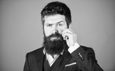 Resmi kıyafeti. Şıklığı ve erkek tarzı. Moda kavramı. Adam giyim resmi kıyafeti. Kusursuz stili. İşadamı modaya uygun kıyafet Menekşe arka plan ayakta. Adam sakallı hippi giyim Klasik takım elbise kıyafet