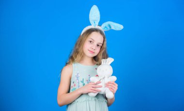 Mutlu çocukluk. Mutlu Paskalya. Paskalya günü için hazır. Çocuklar için Paskalya aktiviteleri. Uzun tavşan kulakları ile tatil tavşan kız. Çocuk sevimli tavşan kostümü. Neşeli bebek Paskalya kutlamak. Bahar tatili