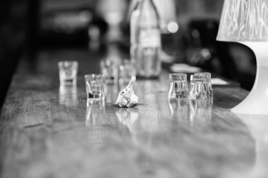 Nakit ödeme. İçki sipariş çubuk. Satın alma ve ödeme. Nakit para kavramı. Barmen için ipuçları bırakın. Garsona verilen ipucu. Buruşuk para nakit bar sayacı. Boş bardak ve şişe üzerinde tablo