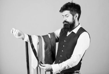 Sakallı adam hipster kaç Kravatlar tutun. Kravat seçme sakallı adam. Mükemmel kravat. Senin takım elbise ve gömlek renklerinin yanı sıra bir aksan sağlamak için en az bir renk olan kravat seçin