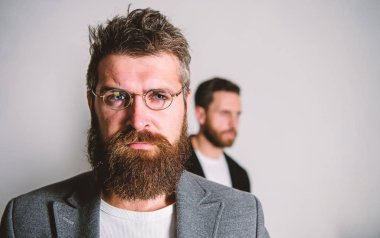 Adam yakışıklı hipster giyim gözlük sakallı. Göz sağlığı ve görme. Optik ve vizyon kavramı. Akıllı görünüm için gözlük aksesuar. Akıllı göz atmak. Hipster stil ve moda. Hipster gözlük