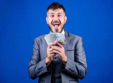 Zengin ve başarılı. Kendi işiyle para kazanmak. İş başlangıç kredisi. Sakallı adam nakit para tutuyor. Zengin işadamı bize dolar banknotları. Para paketi ile Döviz Broker