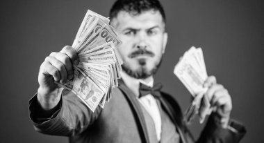 Karlı bir iş. Nakit para tutan sakallı adam. Kendi iş ile para yapma. Para birimi broker para bohça ile. Zengin işadamı bizimle dolarlık banknotlar. İş başlangıç kredi