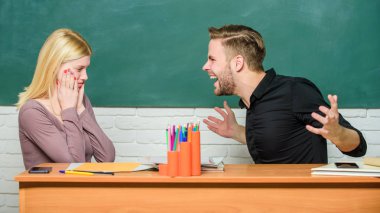 Şok edici haberler. Üniversite veya üniversite öğrencileri. Öğretmen ve okul ustası masada oturuyor. Öfkeli adam ve korkmuş kadın okula geri döndü. Lise eğitimi. Sınıfta okuyan çift